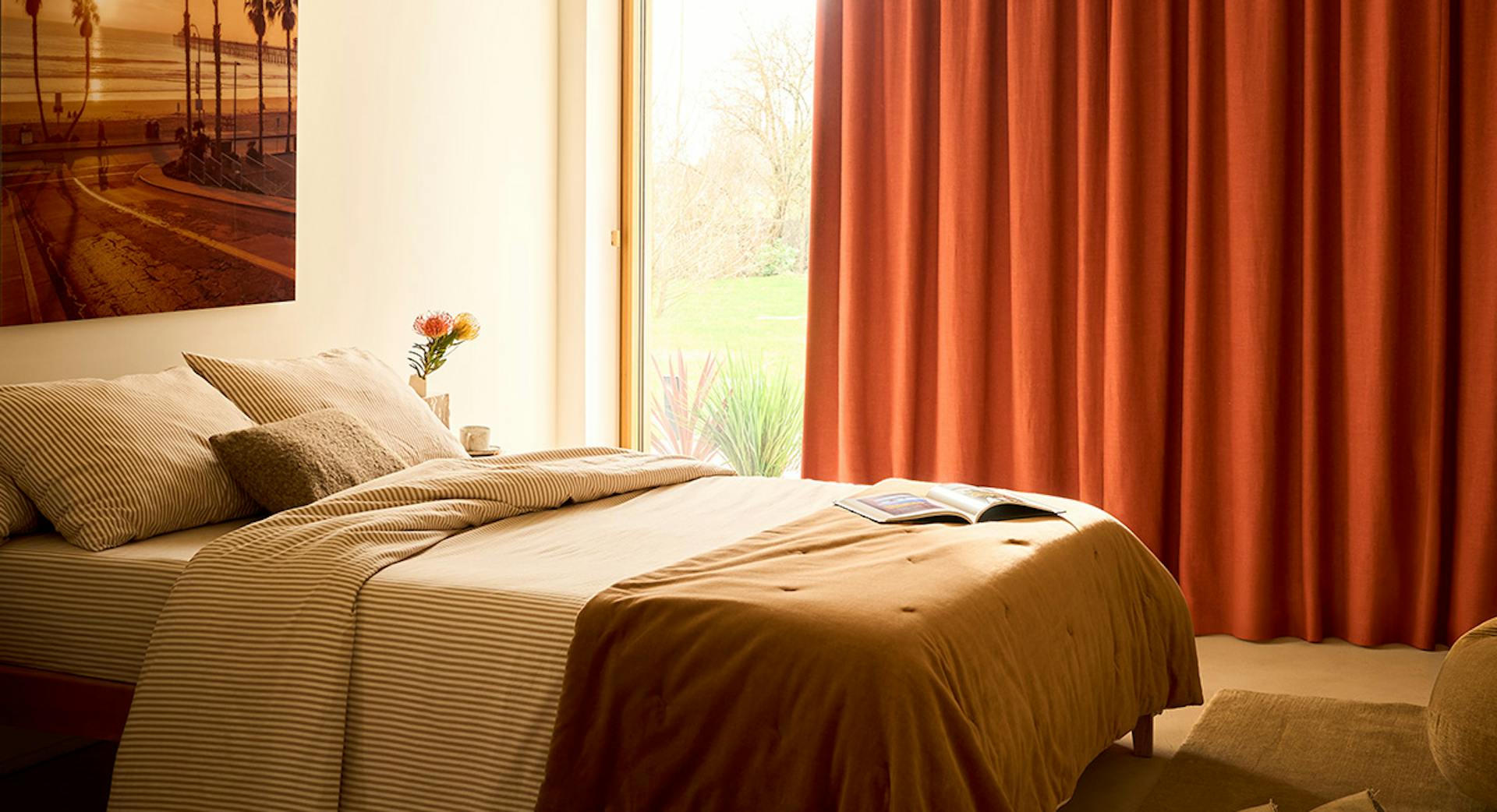 Rideau thermique rouge dans une chambre