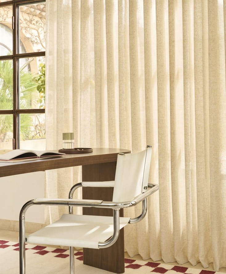 Voilage transparent dans un bureau